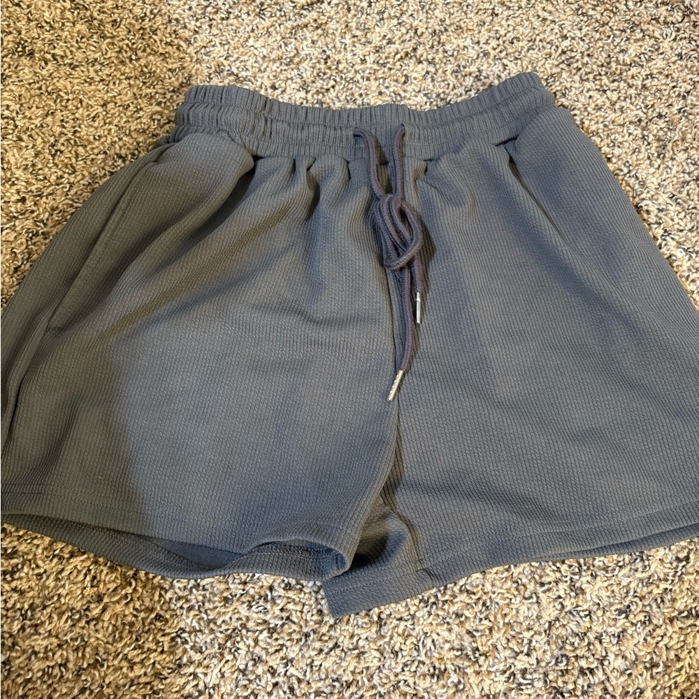 grey shorts